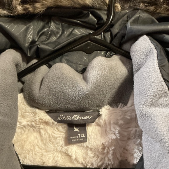 Women’s Eddie Bauer Black Quilted Puffer Coat with Faux Fur Hood - Picture 4 of 6